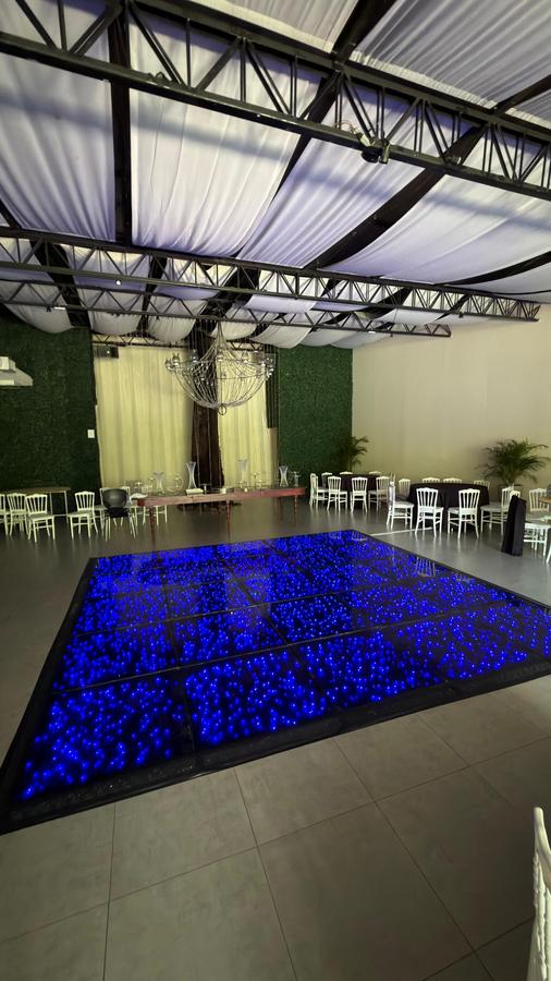 Pista Paris com iluminação azul escuro