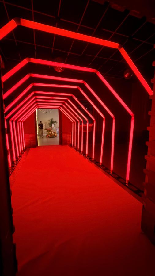 Túnel de LED vermelho externo no Ballroom Solarium